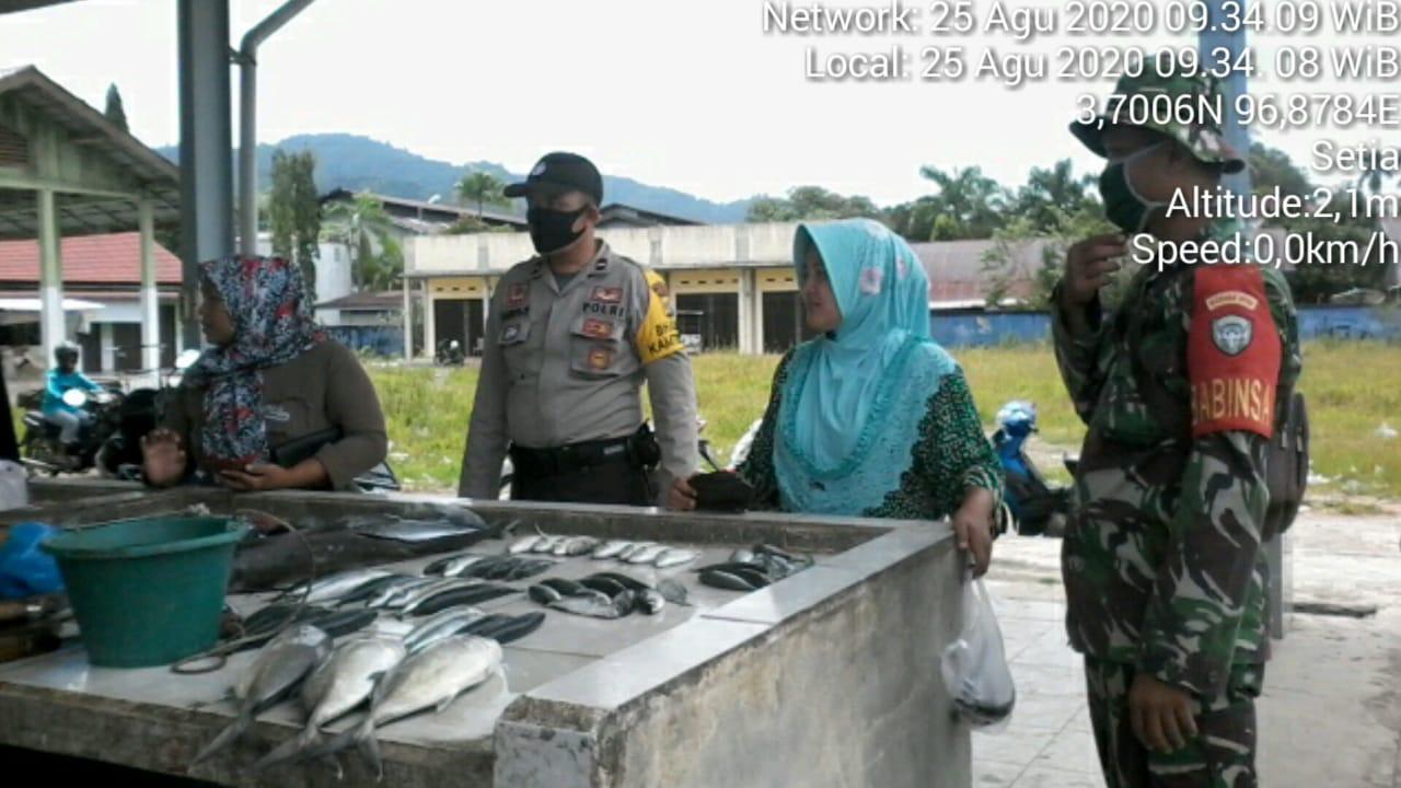 Bersama Bhabinkamtibmas Babinsa Menyambangi Pasar Ikan Untuk Sosialisasikan Protokol Kesehatan