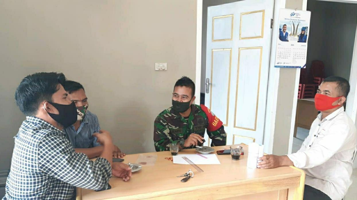 Antisipasi dan Cegah terjadinya Karhutla, Babinsa Koramil 13/Kluet Timur Komsos Dengan Perangkat Desa Binaan