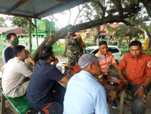 Babinsa Kodim 0104/Aceh Timur Himbau Warga Tentang Physical Distancing