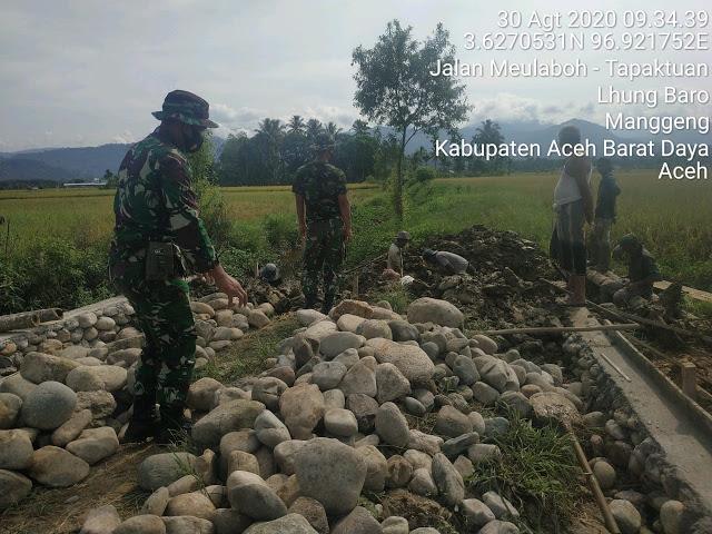 Babinsa Koramil 06/ Manggeng Bantu Petani Perbaiki Akses Jalan ke Sawah