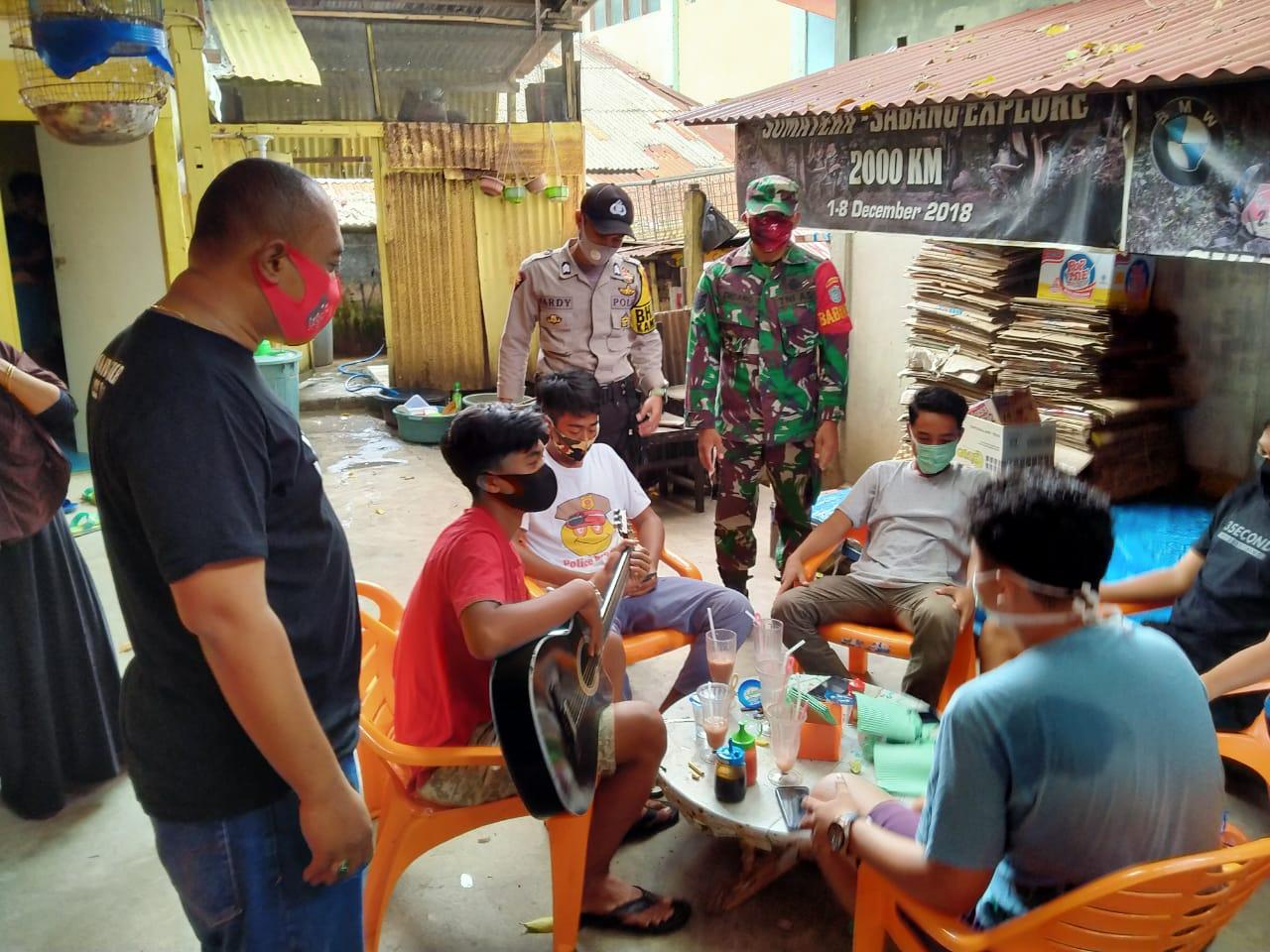 Melalui Pendekatan Secara Persuasif, Babinsa dan Bhabinkamtibmas Ajak Warga Terus Disiplin Protokol Kesehatan