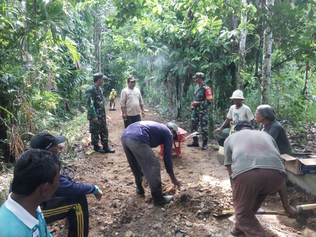 Babinsa Koramil 06/Manggeng Dampingi Warga Garap Padat Karya Tunai