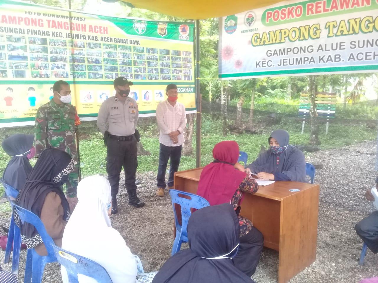 Babinsa Dan Bhabinkamtibmas Dampingi Aparatur Desa Dalam Penyaluran Dana BLT DD Tahap IV