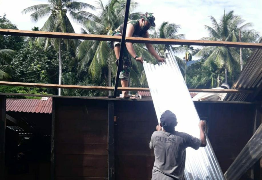 TNI/Polri Serta Pemerintah Kecamatan Kluet Timur, Cepat Atasi Atap Rumah Warga Yang Terkena Musibah Angin Kencang