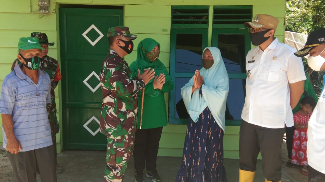 Dandim 0115/Simeulue Serahkan Kunci Rumah Program RTLH dalam HUT TNI ke 75