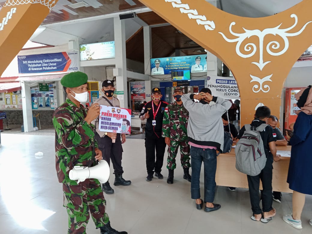 Babinsa 15/Meuraxa dan Babinkamtibmas Himbau Prokes