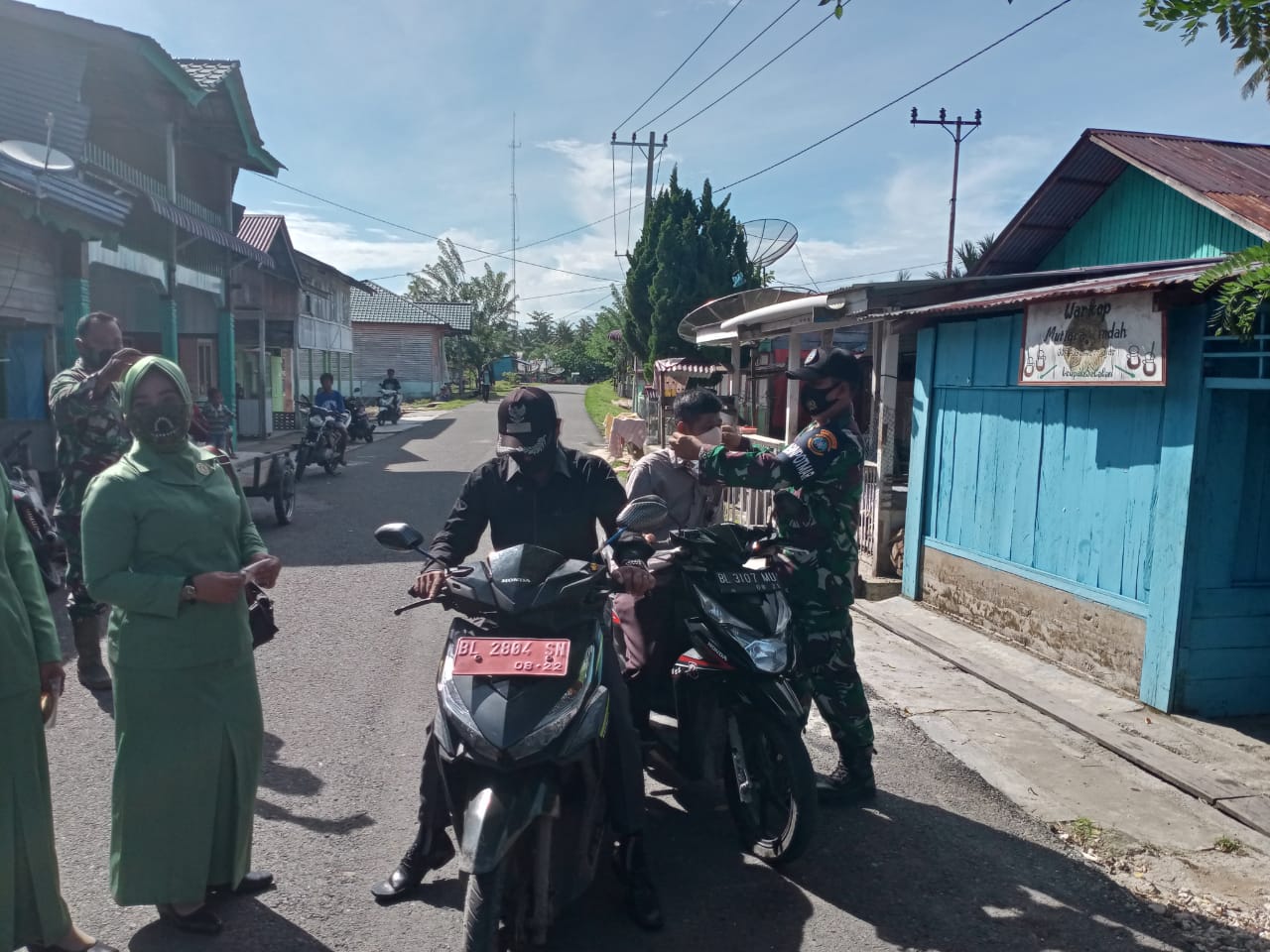 Koramil 03/Teupah Selatan bersama muspika kecamatan gencar melaksanakan pembagian masker serta sosialisa dalam mencegah penyebaran covid 19