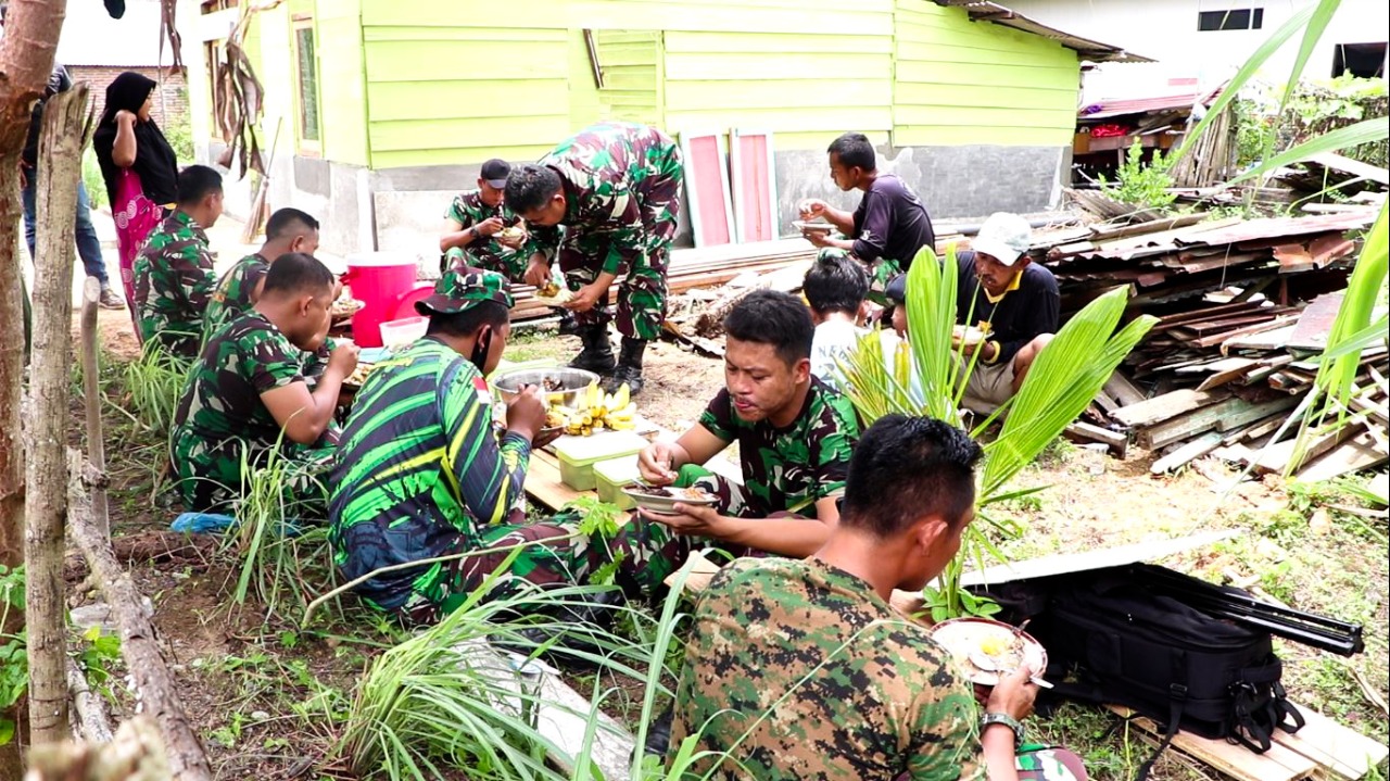 Makan Siang bersama, Wujud Kebersamaan TNI dan Warga