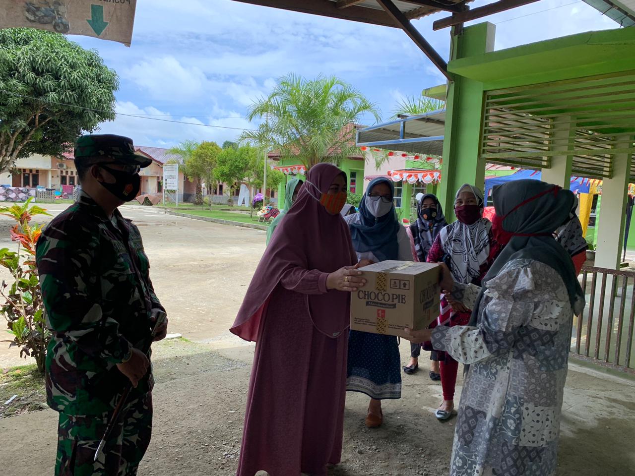 Babinsa Koramil 03/Teupah Selatan, Mensosialisasikan Penerapan Protokol Kesehatan Di Lingkungan Sekolah