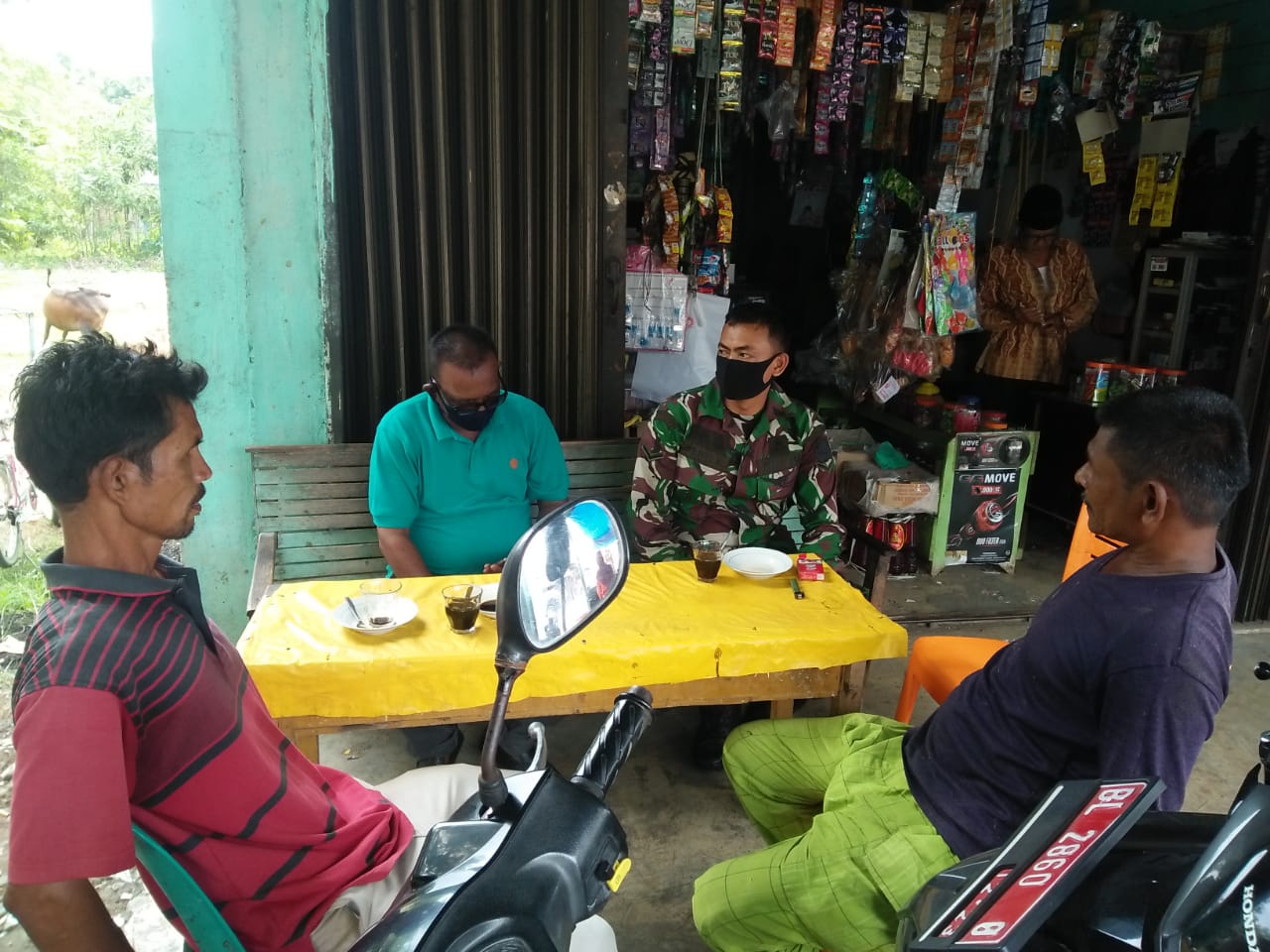 Babinsa Bandar Baru Dengan Cara Komsos Ajak Warga Pakai Masker