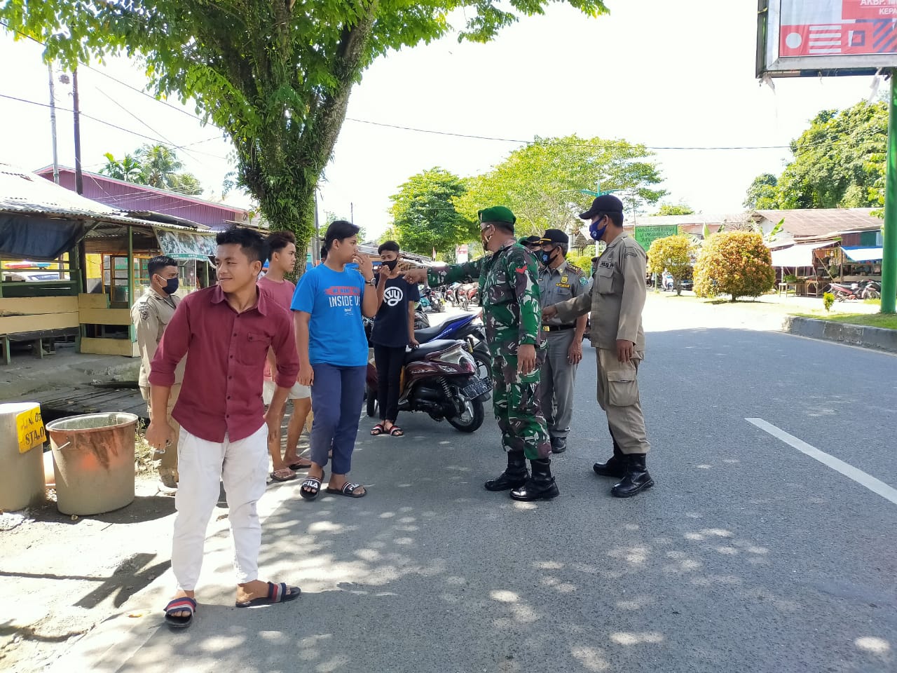 Babinsa bersama kasatpol PP melaksanakan razia masker di pasar inpres dan jalan seputaran kota sinabang.