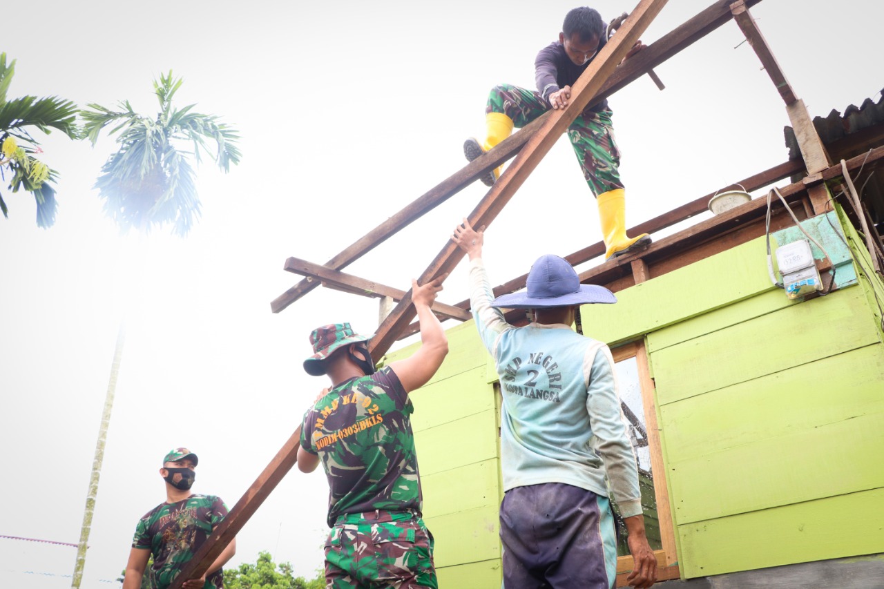 Jelang HUT Ke-75, TNI dan Warga Kompak Bedah Rumah Tak Layak Huni