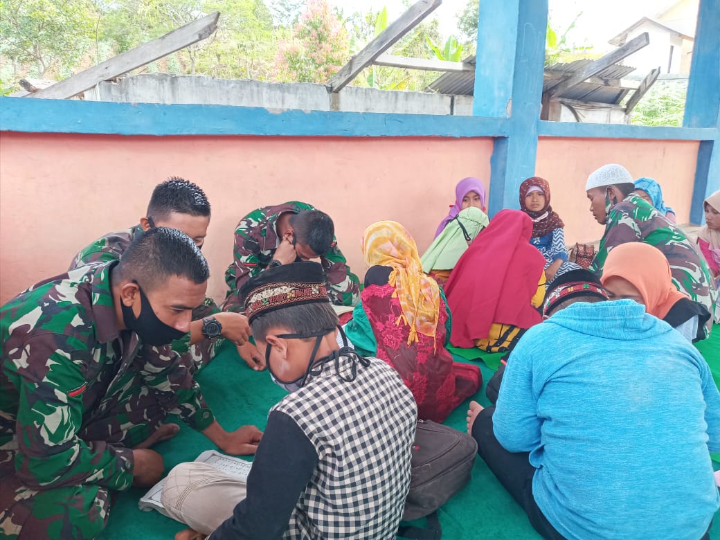 Tingkatkan Kegiatan Sosial, Prajurit Satgas TMMD ke 109 Kodim 0106 Aceh Tengah Ajarkan Mengaji Anak Anak di Lokasi TMMD