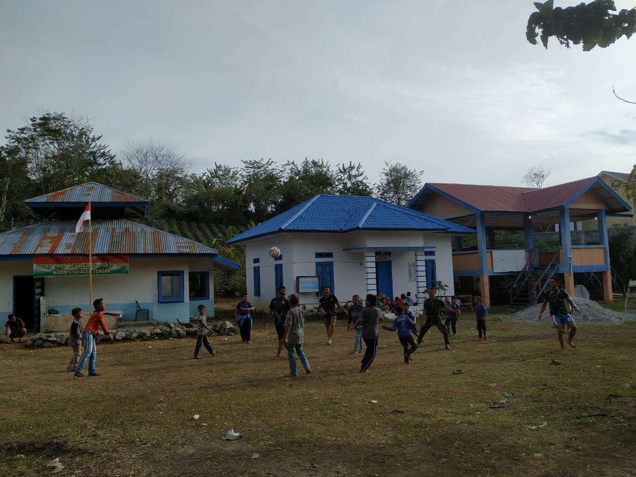 Main Voli Bersama Warga, Jadi Cara Satgas TMMD Ke-109 Kodim 0106/Aceh Tengah Jalin Kebersamaan