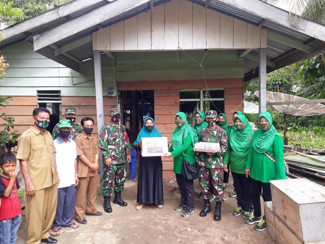 Dandim 0115/Simeulue dan Ketua Persit beserta anggota Persit KCK Cab. XXXIII Dim 0115/Sml meninjau RTLH dalam Rangka HUT TNI ke 75 di Wilayah Simeulue