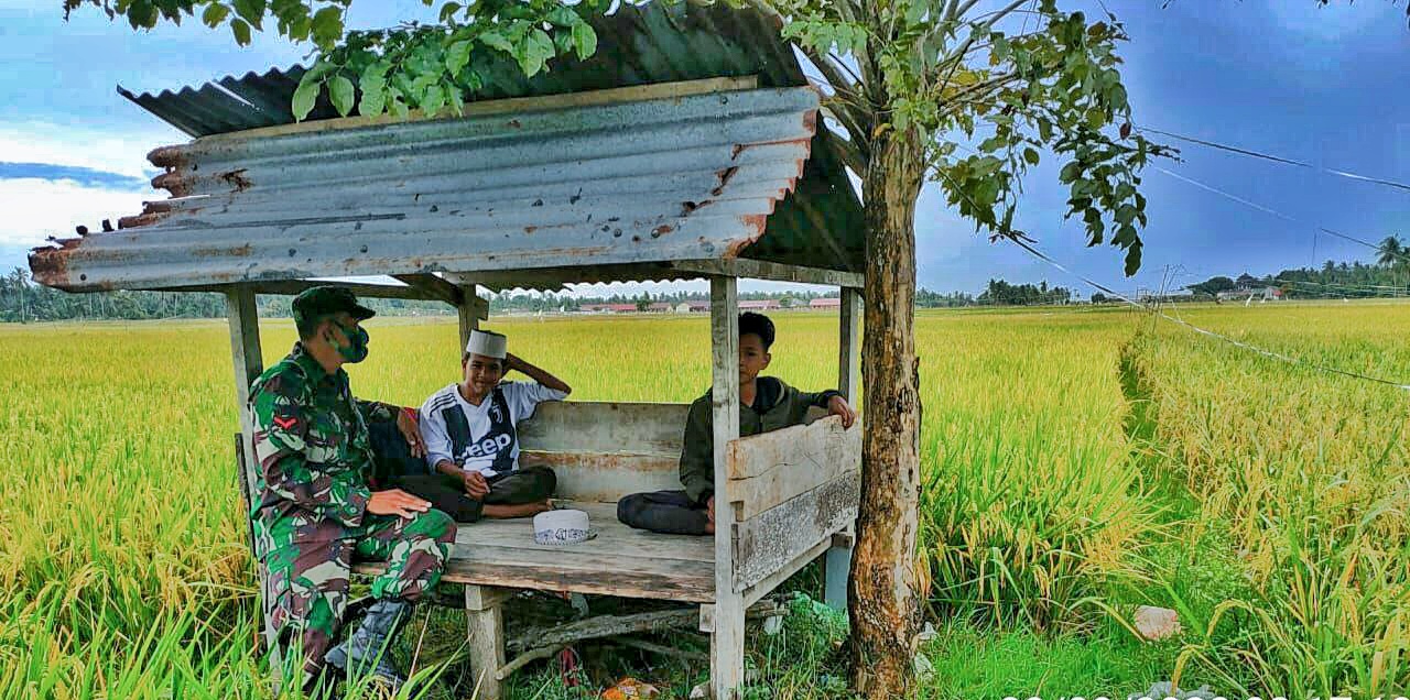Komsos Babinsa Guna Pererat tali Silahturahmi ke pada Masyarakat di Wilayah Binaanya