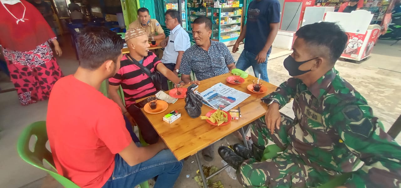 Babinsa Meureudu Ingatkan Warga Agar Gunakan Masker Saat Keluar Rumah