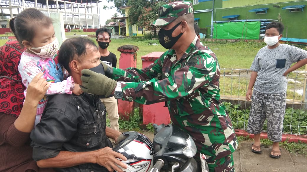 Kodim 0115/Simeulue Bersama Pemkab Simeulue Bagikan Masker Gratis
