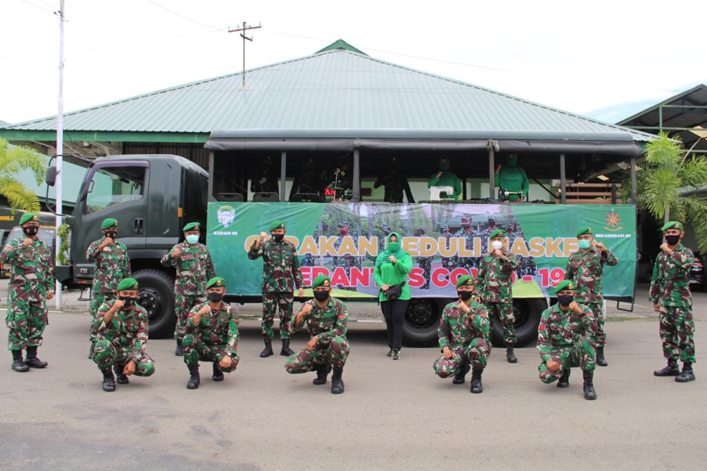 Kreatif, Prajurit Kodam IM Bagi Masker yang Dijahit Langsung di Lokasi