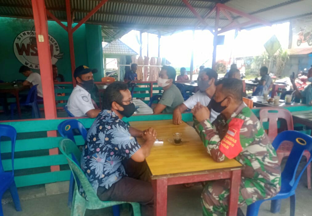 Babinsa Koramil 01/Simtim  Melaksanakan sosialisasi dan himbauan melalui Komsos tentang Disiplinkan Warga Tentang Protokol Kesehatan
