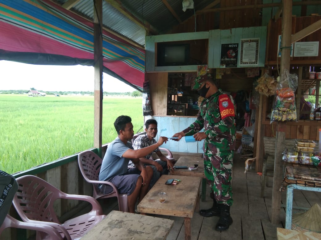 Terapkan Protokol Kesehatan, Kopda Izrillah Bagi Masker Kepada Warga