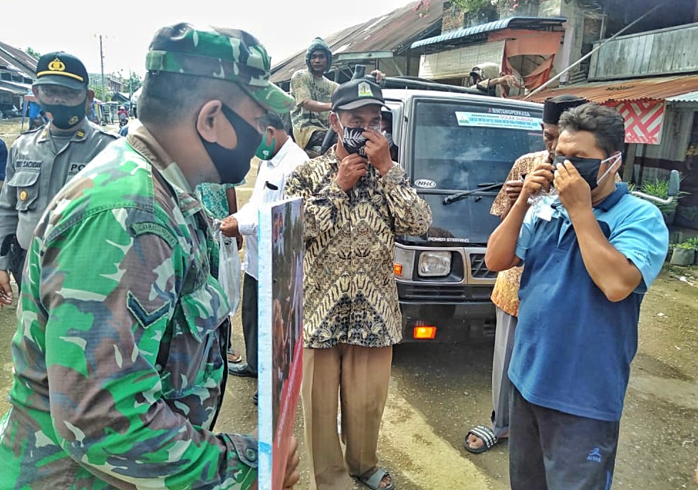 Babinsa Koramil 02/Ktm Bersama Muspika Dan Himpunan Mahasiswa Melaksanakan Ayo Pakai Masker