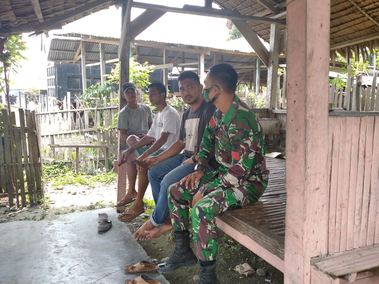 Babinsa Indra Jaya Tak Pernah Bosan dan Lelah Ingatkan Warga untuk Selalu Pakai Masker