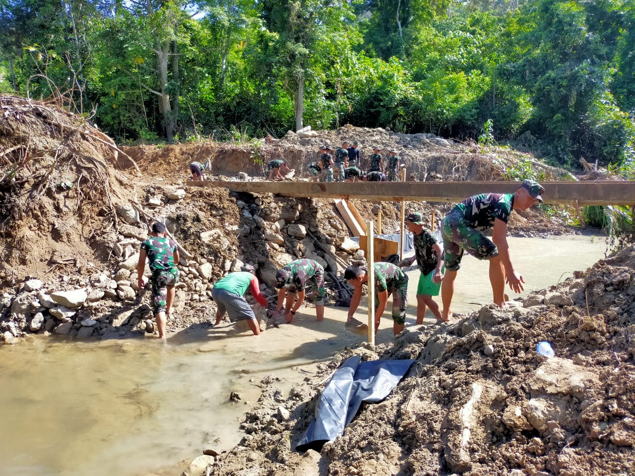 Satgas TMMD Ke 109 Kodim 0102/Pidie Kejar Pengerjaan Jembatan