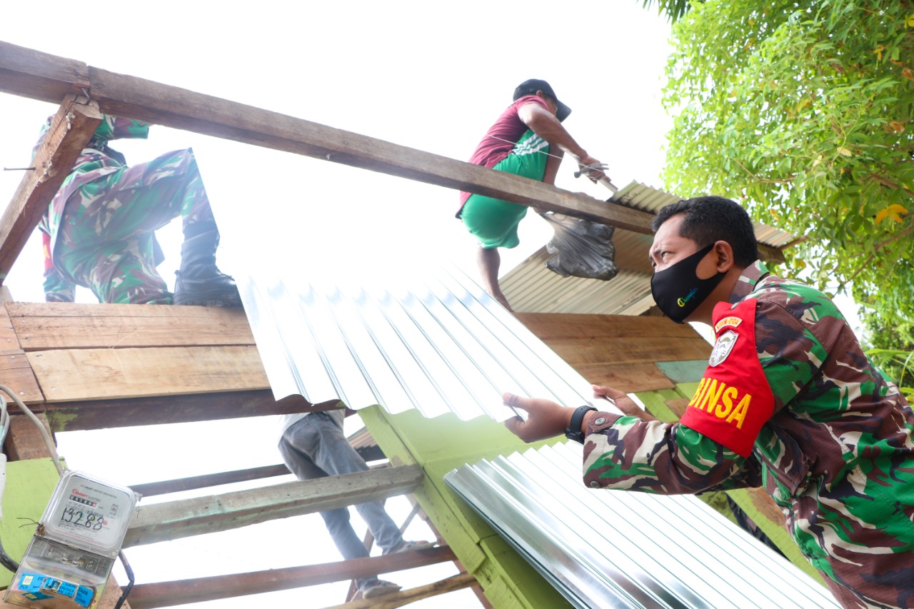 Tak Kenal Hari Libur, Anggota Ramil 22/Lgsb Terus Percepat Pembangunan RTLH