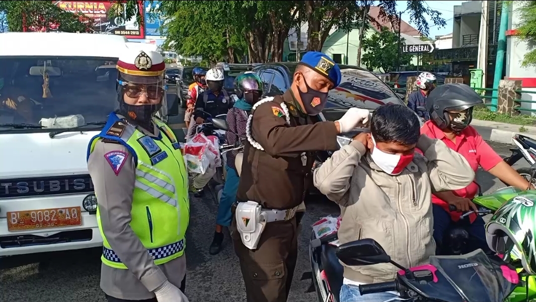 Upaya Cegah Covid-19, Pomdam IM dan Ditlantas Polda Aceh Bagi 1.000 Masker