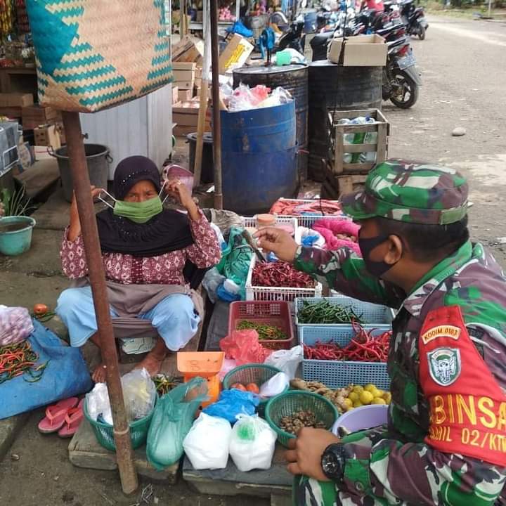 Babinsa Kuta Makmur Sosialisasi Pentingnya Memakai Masker