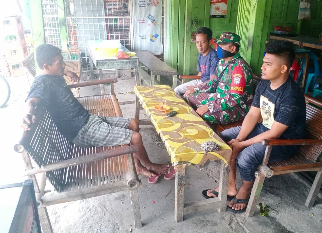 Himbau Disiplin Terapkan Protokol Kesehatan, Babinsa Muara Tiga Komsos Bersama Warga Binaan