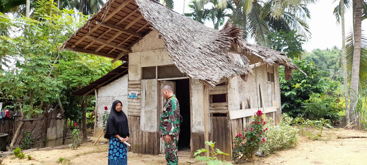 Sambut HUT TNI ke – 75, Fatima Sulaiman Janda Anak 3 Terima Bantuan RTLH