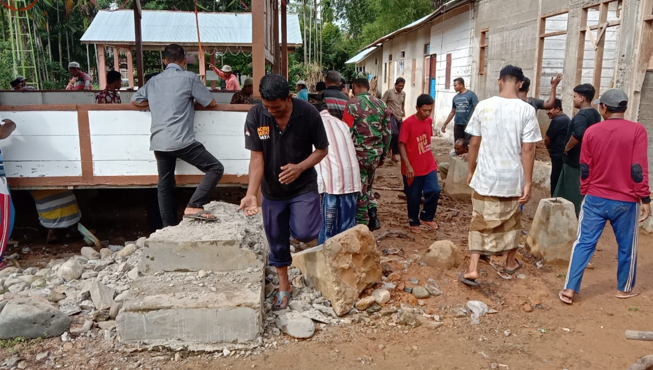 Bersama Masyarakat, Babinsa Koramil 04/Susoh Laksanakan Kegiatan Karya Bhakti di Pondok Pesantren