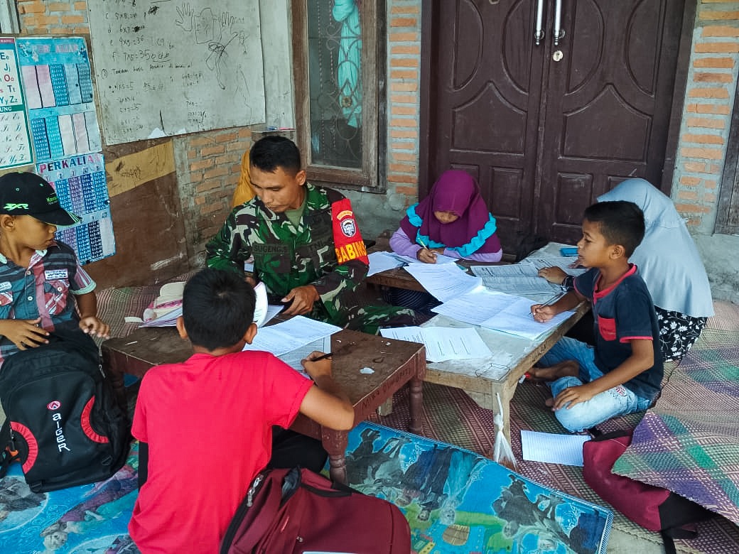 Ditengah Pandemi Covid 19, Babinsa Rantau Seulamat Bantu Proses Belajar Mengajar dari Rumah ke Rumah