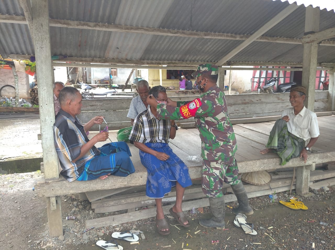 Sampaikan Himbauan Protokol Kesehatan, Babinsa Bagikan Masker Kepada Warga