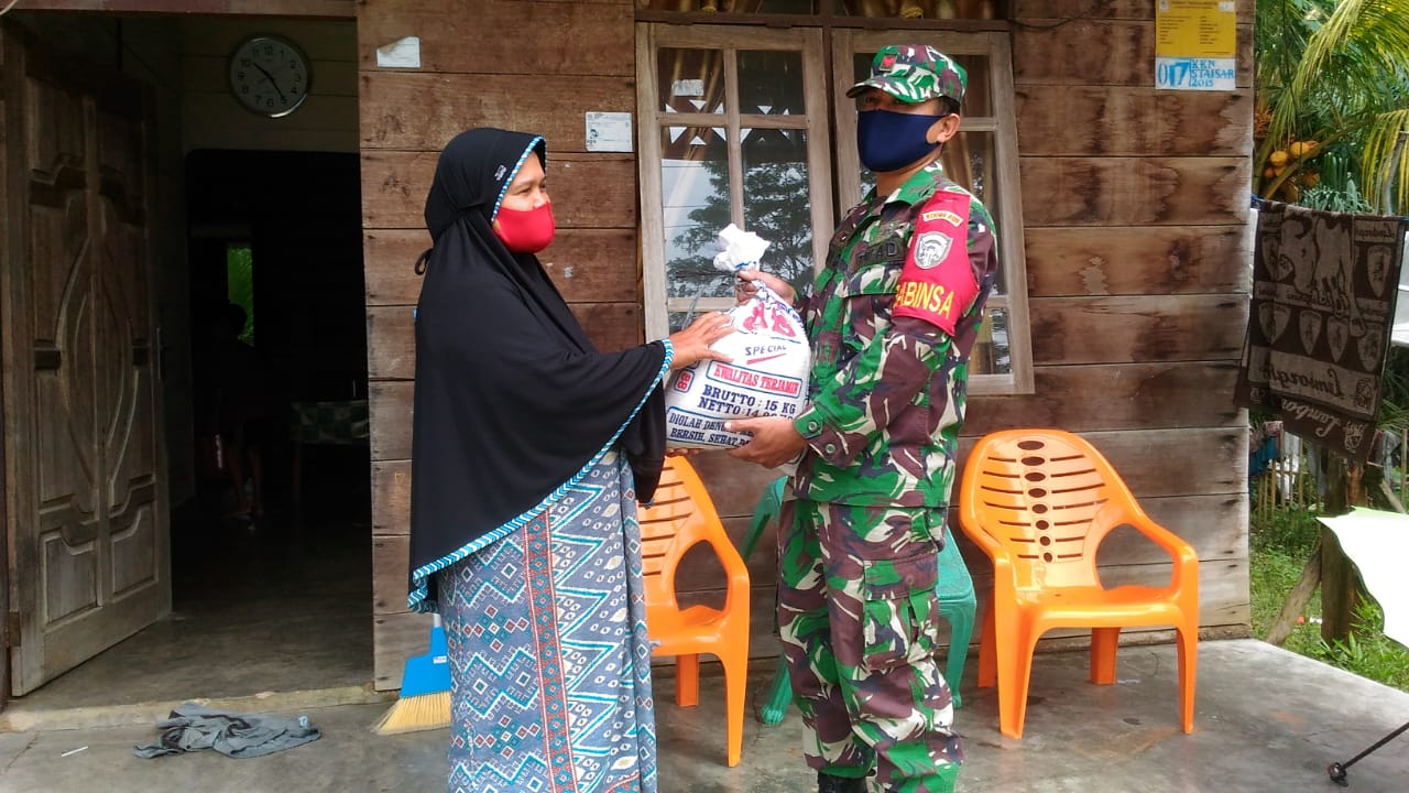 Babinsa Koramil 0109-03/Gunung Meriah Blok 15 Bagikan Sembako Ke Warga Kurang Mampu