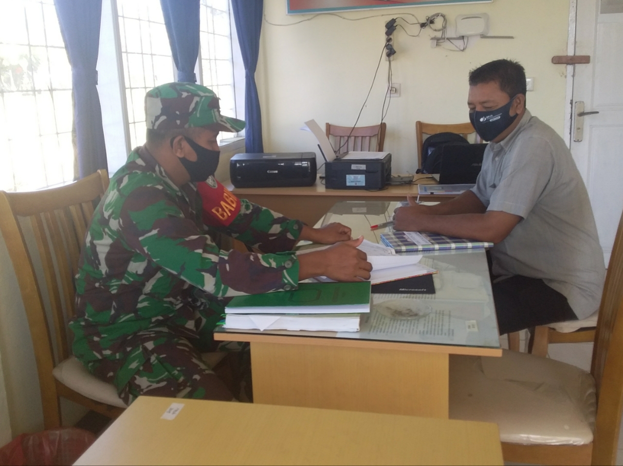 Cegah Penyebaran Covid-19, Babinsa Cek Data Warga Keluar Masuk Desa