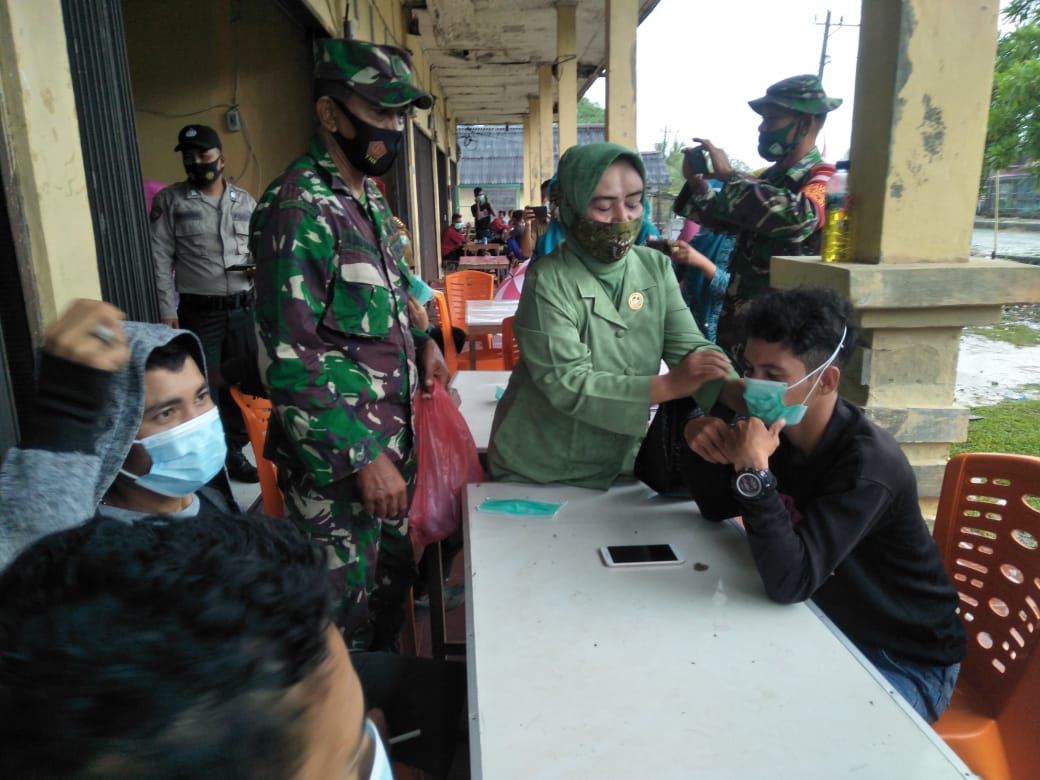 Danramil 08/Alafan bersama muspika Alafan melaksanakan sosialisasi dan pemakaian masker