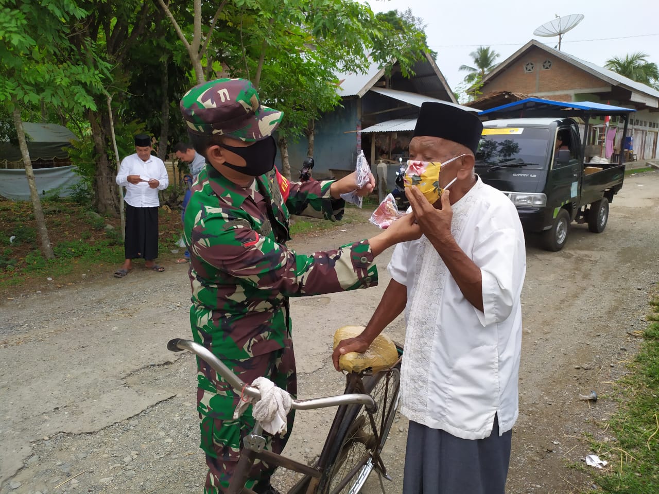 Peduli Kesehatan Masyarakat, Babinsa Delima Bagikan Masker