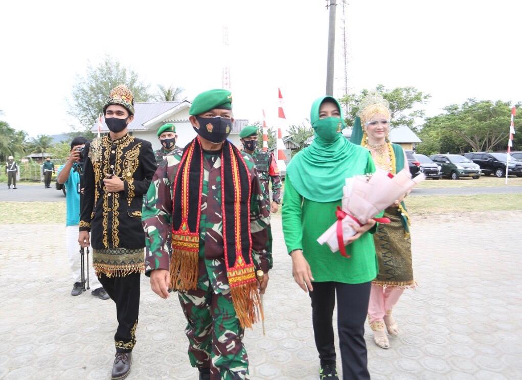 Pangdam IM Mayjen TNI Hassanudin, S.I.P., M.M Serahkan Bantuan untuk Warga Aceh Besar, Ini yang Diberikan