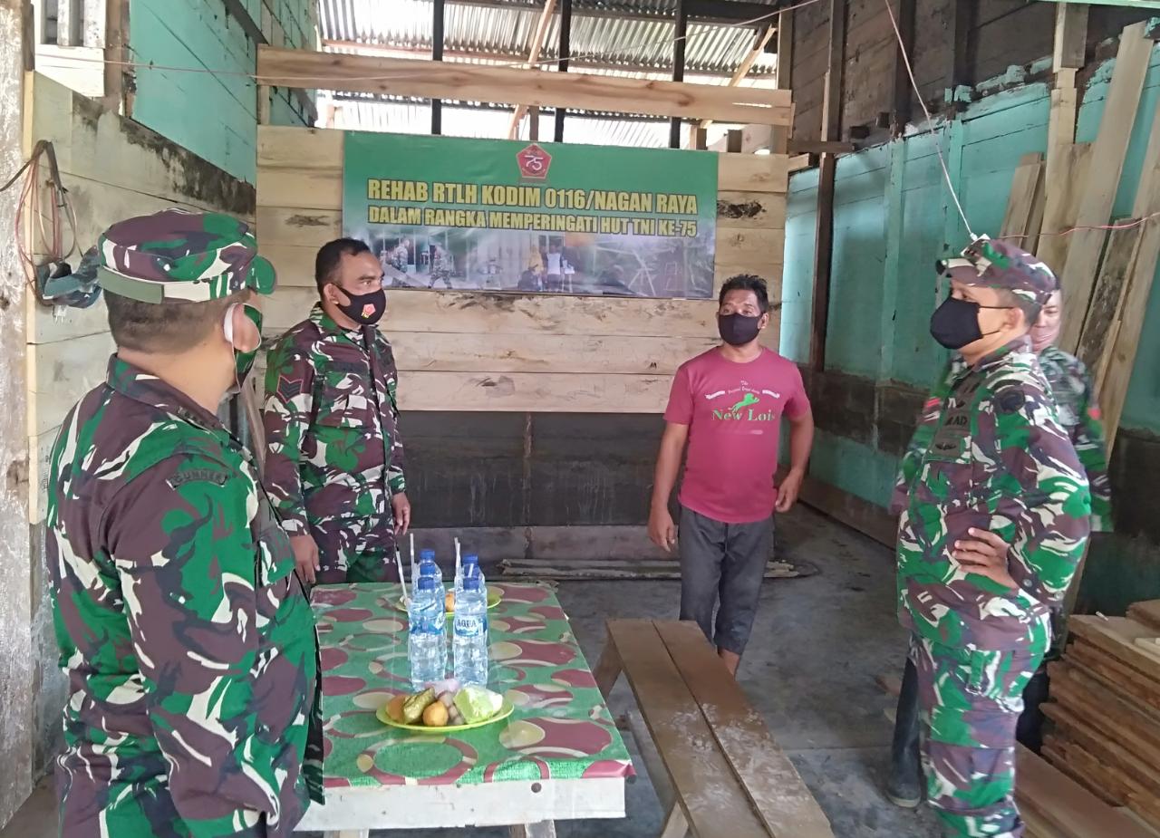 Sambut HUT TNI ke-75 Kodim Nagan Raya Rehab Rumah Tidak Layak Huni
