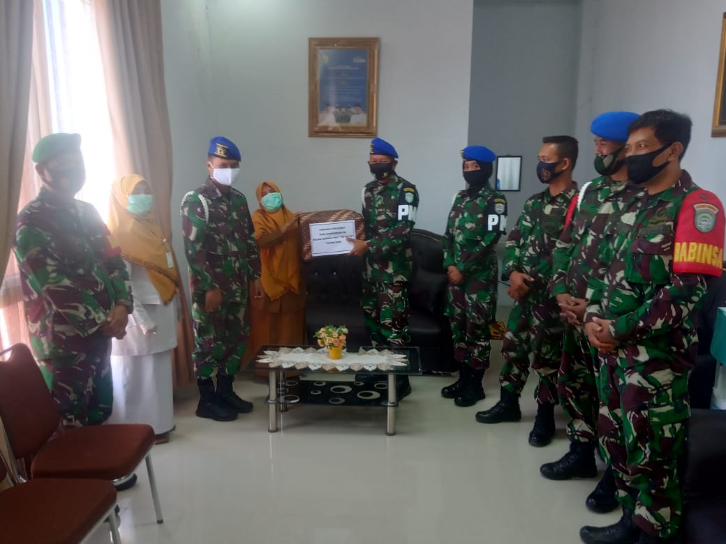 Dalam Rangka HUT TNI Ke 75 Pomdam IM Membagikan APD Ke Puskesmas Baiturrahman Dan Puskesmas Meuraxa