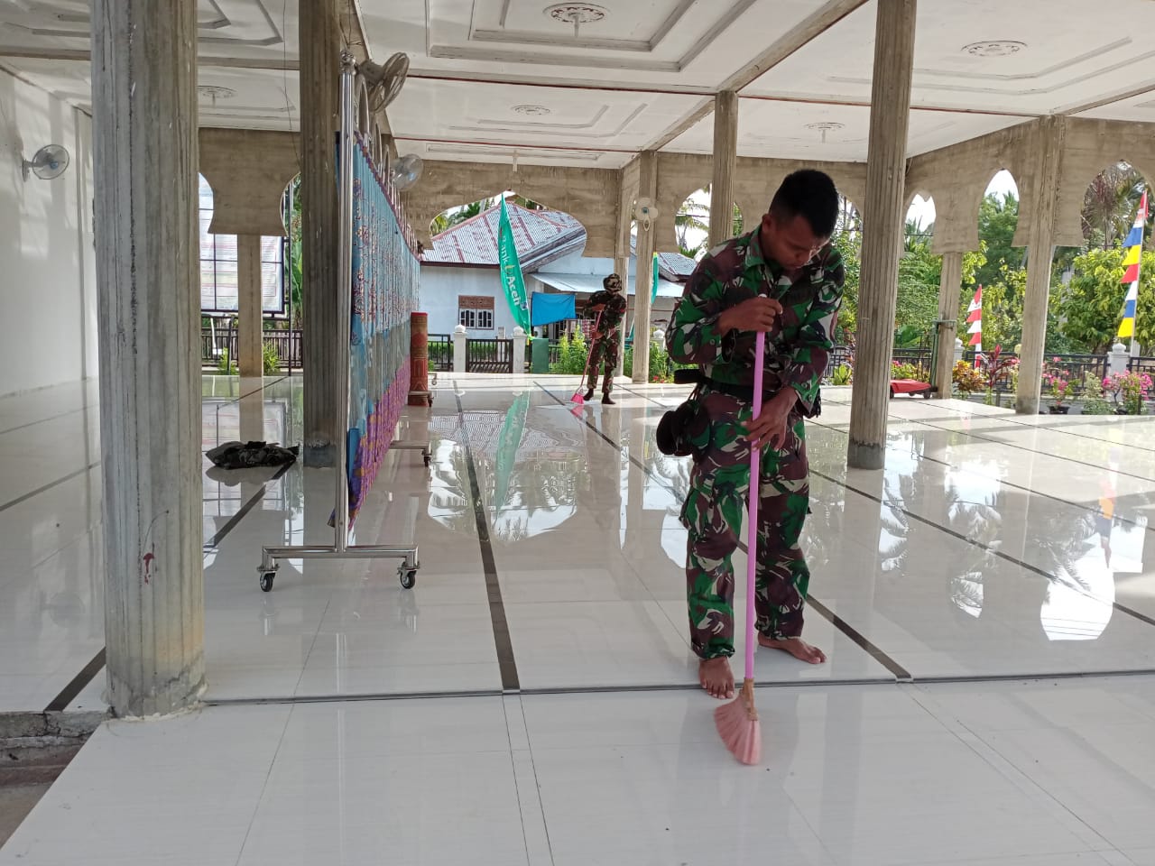 Satgas TMMD Kodim Pidie bersihkan Meunasah