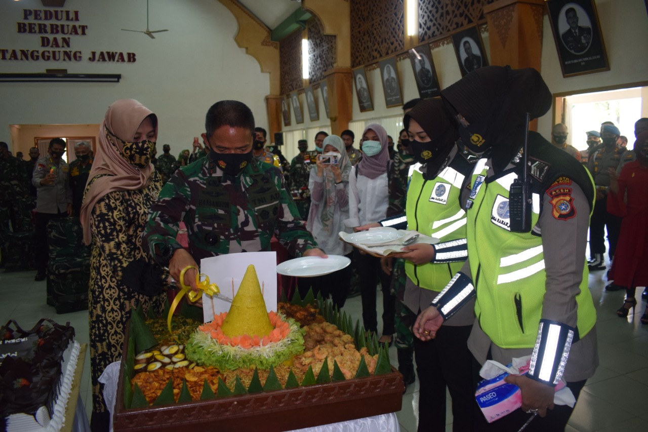 Milad, Pangdam Dapat Kejutan dari Kapolda Aceh dan Keluarga Besar Kodam IM