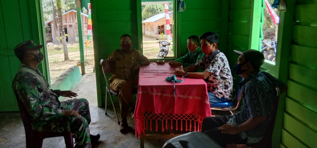 Babinsa Koramil 03/Teupah Selatan Komsos Bersama Perangkat Desa, Dalam Adaptasi Kebiasaan Baru