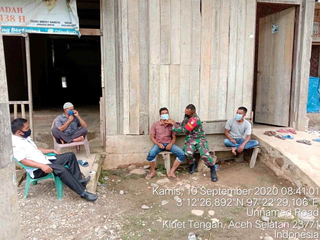 Kampanye Penerapan Protkes, Kopda Sulomo Keliling Kampung  Dan Bagi Masker Kepada Warga Desa Binaan