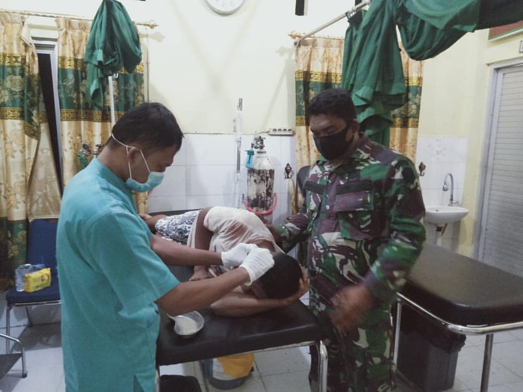 Berhati Mulia, Babinsa Padang Tiji Bantu Korban Lakalantas