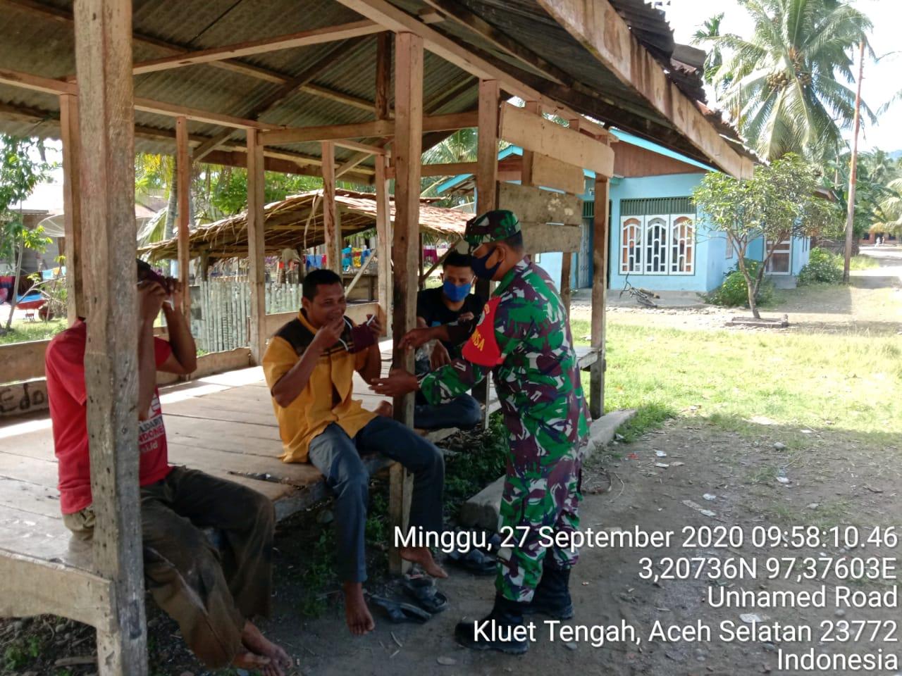 Babinsa Posramil 11/Kluet Tengah Bergerak Aktif Di Desa Binaan Dengan Bagi-Bagi Masker