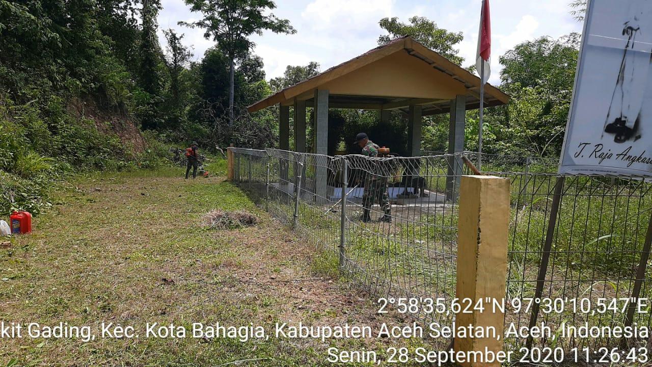 Jelang HUT ke-75 TNI, Personil Kodim 0107/Asel Bersihkan Makam Pahlawan T. Raja Angkasa